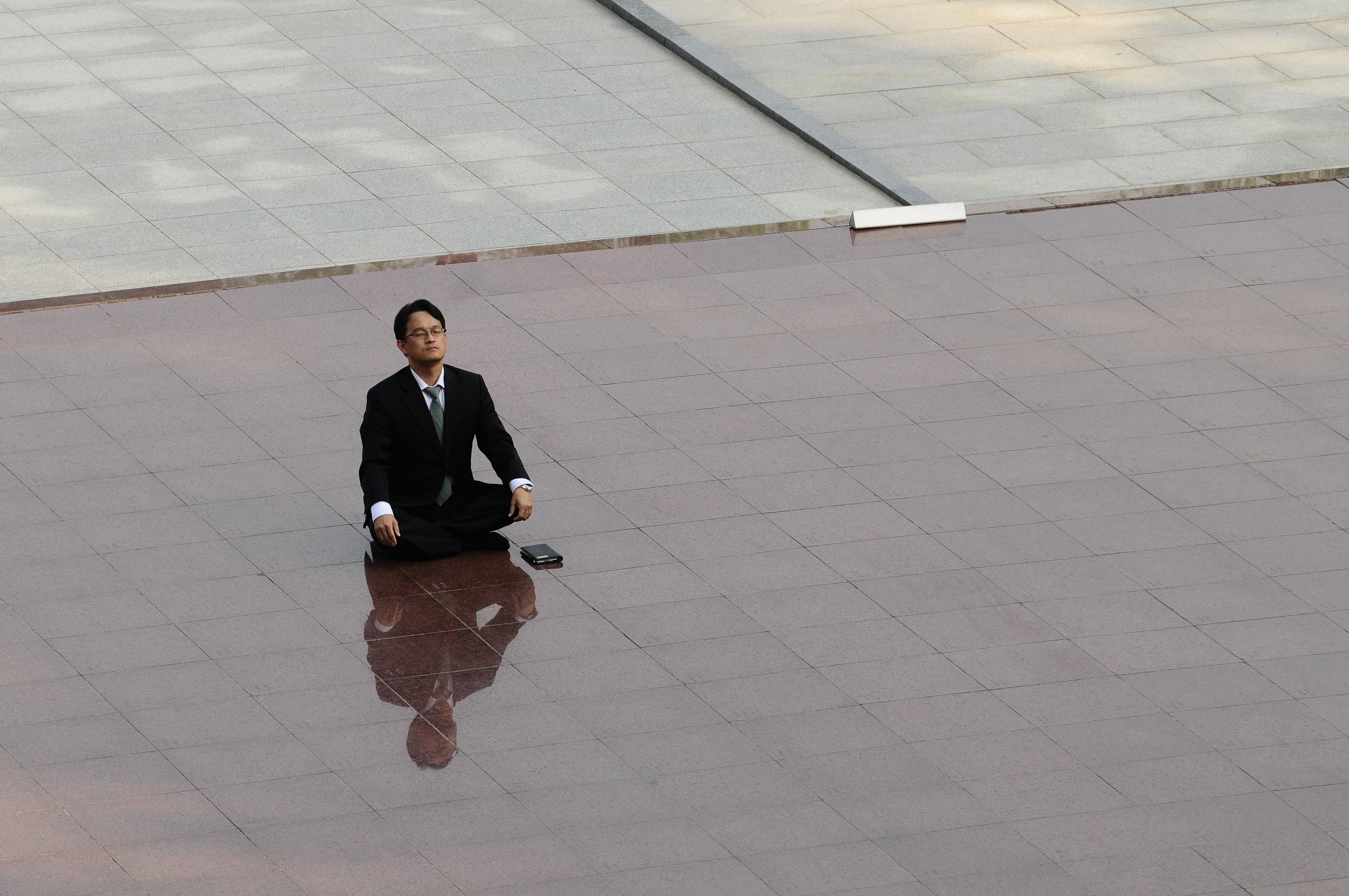 Meditující businessman v Seoulu